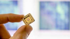 Für ihr Projekt haben die Forschenden Tausende von mikroskopischen Aufnahmen von Mikrochips gemacht. Hier ist ein solcher Chip in einem goldenen Chipgehäuse zu sehen. Die untersuchte Chipfläche ist nur etwa 2 mm2 groß.