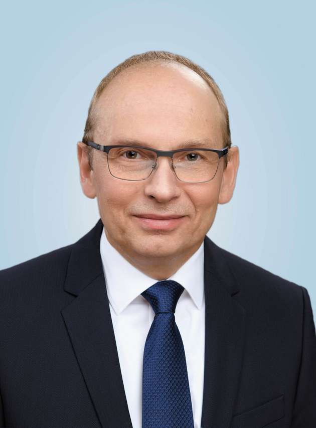 Dr. Stefan König, Geschäftsführer, Optima Unternehmensgruppe: Sich rasch wandelnde Marktanforderungen, ambitionierte Nachhaltigkeitsziele, steigende Kosten: Verpackende und abfüllende Unternehmen sehen sich wachsenden Herausforderungen gegenüber. Gefordert sind Effizienz und Produktivität, aber auch überzeugende Antworten in den Bereichen Kreislaufwirtschaft, Ressourcenschonung, digitale Technologien und Produktsicherheit. In all diesen Themenfeldern sind wir bei Optima bestens aufgestellt. Davon überzeugen können sich Besucher auf der Interpack anhand von Exponaten und modernen Technologien entlang der drei von Optima gewählten Themenschwerpunkte Technologie, Service und Nachhaltigkeit. Wir stellen hochautomatisierte Anlagen, flexible Transportsysteme, Turnkey-Systeme inklusive Zweitverpackung sowie maßgeschneiderte Service-Lösungen vor, die keine Wünsche offenlassen.