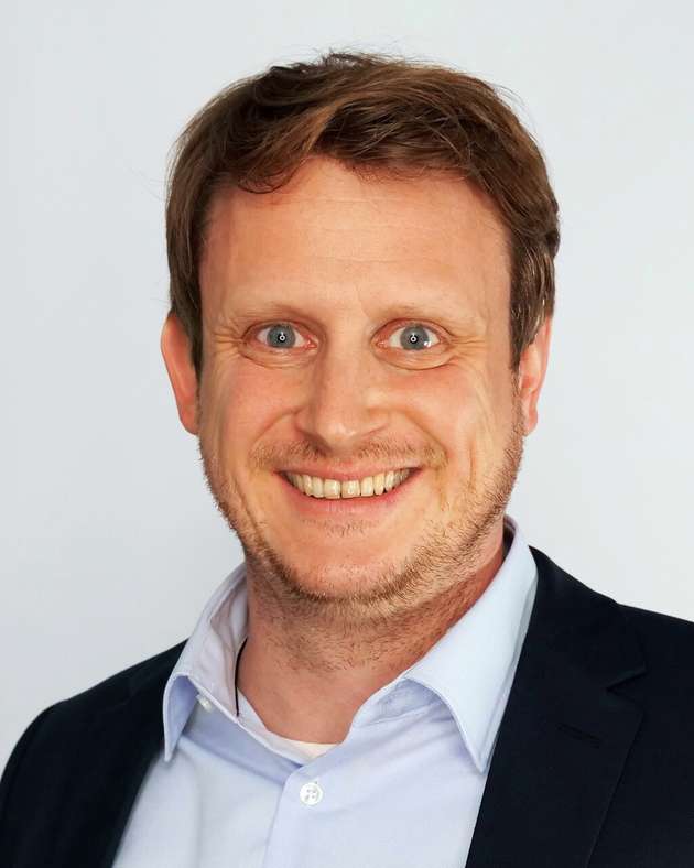 Tobias Borgers, Marketingleiter L.B. Bohle: Auch für L.B. Bohle als Maschinen- und Systemlieferant für die pharmazeutische Tablettenproduktion sind die Fokusthemen der Interpack 2023 von hoher Relevanz. Auf der Interpack werden wir dem Fachpublikum vier Weltneuheiten für die Batchproduktion und das Continuous Manufacturing vorstellen, bei denen vor allem Weiterentwicklungen in den Bereichen Ressourcenschonung, Digitalisierung sowie Produkt- und Bedienersicherheit vorgenommen wurden. Als Highlight stellen wir mit dem Tablettencoater BFC 400 eine neue Generation von Tablettenbeschichtungsmaschinen vor, die wir hinsichtlich Hygienic Design, Ergonomie, Bedienersicherheit und -freundlichkeit sowie technischer Ausstattung optimiert haben. Darüber hinaus ist der BFC Tabletten-Coater mit einem Energie-Monitoring-System ausgestattet.