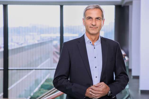 Jörg Spiekermann, Vertriebsleiter Palettier- und Verpackungsanlagen Consumer Goods, Beumer Group: Auf der Interpack zeigen wir maßgeschneiderte Verpackungslösungen für das Abfüllen in Säcke über die Palettierung bis hin zum transportfertig verpackten Produktstapel – inklusive Steuerung, umfassendem Customer Support sowie digitalem Zusatzangebot. Immer häufiger kommen Kunden auf uns zu, die Haubenstretch-Folien mit einem möglichst hohen Rezyklat-Anteil fordern, um Ressourcen zu schonen. Mit unserer Stretch-hood-Baureihe lassen sich aktuell sogar Folien mit bis zu 30 Prozent Rezyklat-Anteil sicher verarbeiten. Die Ware ist sowohl beim Umschlag als auch bei Außenlagerung vor Umwelteinflüssen geschützt. Zudem wollen wir durch smarte Softwarelösungen Mehrwert schaffen. Das bezieht sich etwa auf den Qualitätsanspruch, aber es geht auch um den Sinn für Nachhaltigkeit.