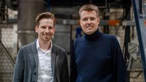 Sebastian Weber (rechts) und Jonathan Lentz wollen Energie sparen, indem sie additive Fertigungsverfahren optimieren.