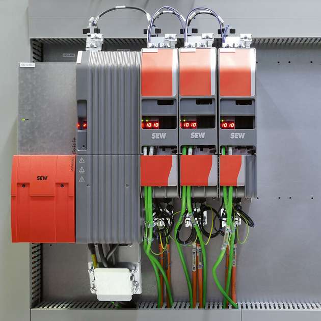 Zur Speisung der Motoren kommen Movidrive Doppelachsmodule (rechts) und ein Movidrive Versorgungsmodul (grau) aus dem Automatisierungsbaukasten Movi-C zum Einsatz.