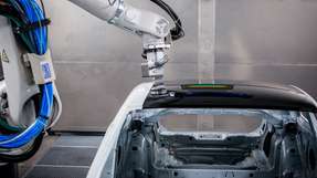Lackapplikation mit dem EcoPaintJet von Dürr: Die Roboterdichte in der Automobilindustrie hat mit rund einer Million Einheiten einen neuen Rekord erreicht.