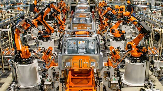 Wachstumstreiber E-Auto: Beim Übergang von Verbrennermotoren zu Elektrofahrzeugen spielt Robotik eine entscheidende Rolle.
