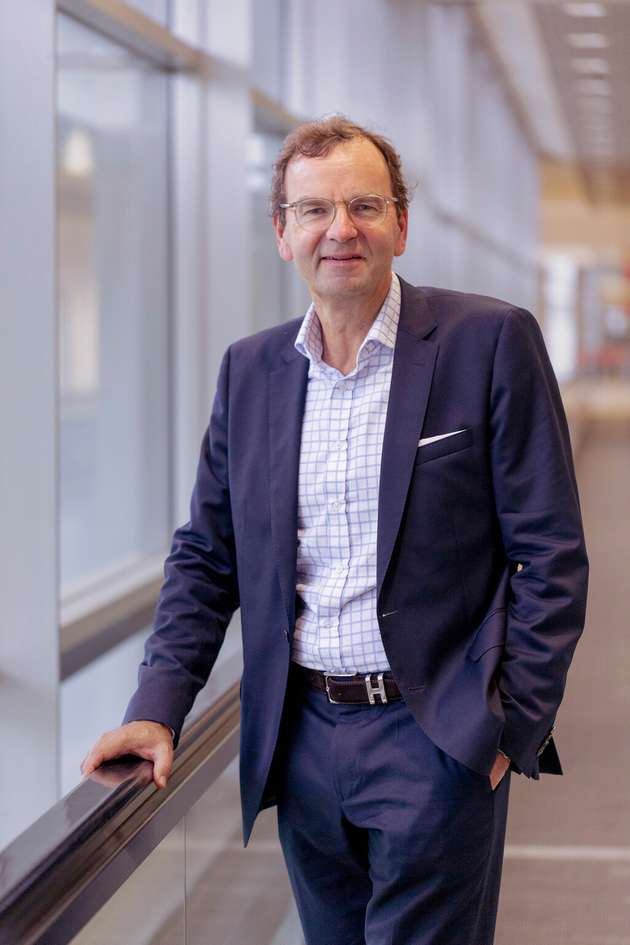 Dr. Johannes T. Grobe, Geschäftsführer Sales und Service, KHS Gruppe: Die Interpack ist ein bedeutender Impulsgeber für die Transformation zu mehr Umweltschutz und effizienten Produktionsprozessen in der Verpackungsindustrie. Die Digitalisierung und weitere Automatisierung spielen hierbei eine zentrale Rolle. Unsere Experten arbeiten beständig daran, KHS-Technologien noch leistungsfähiger und wirtschaftlicher zu gestalten. Exemplarisch hierfür steht unsere neue automatisierte Produktzufuhr und Formatierung bei Packsystemen und Palettierern. Als automatisierte Maschinen ermöglichen sie im Vergleich zum manuellen Formatwechsel eine deutlich schnellere und einfachere Umstellung auf andere Produkte. Gleichzeitig erhöht sich die Reproduzierbarkeit durch eine konstante Einstellgenauigkeit beim Wechsel. Überwacht und gesteuert durch digitale Prozesse des Line Monitoring wird so die ganze Linie effizient gestaltet.