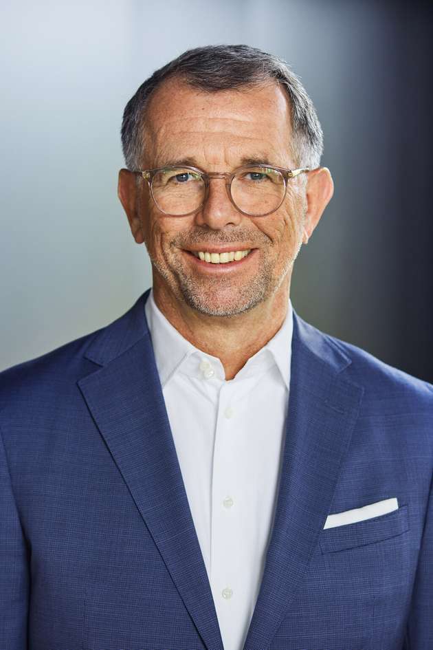 Christian Traumann, CEO und Sprecher der Geschäftsführung, Multivac Group: Wir präsentieren auf insgesamt vier Ausstellungsflächen unser umfassendes Lösungsportfolio – für Lebensmittel ebenso wie für Medizin- und Pharmaprodukte. Im Fokus: unsere innovativen, nachhaltigen Verarbeitungs- und Verpackungslösungen sowie digitale Services, die dazu beitragen, Produktionsprozesse effizient und ressourcenschonend zu gestalten. Neben kompletten Linien zeigen wir auch bedarfsgerechte Lösungen für kleine und mittlere Chargen, die Handwerksbetrieben und kleinen Verarbeitern den Einstieg in das automatische Verpacken ermöglichen. In zahlreichen Live-Backshows auf dem Messestand erleben die Interpack-Besucher zudem, welche Köstlichkeiten sich auf den Anlagen der Fritsch Bakery Technologies herstellen lassen.