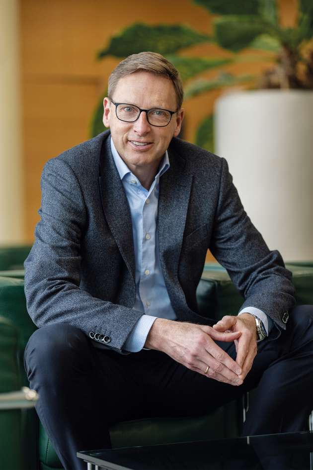 Marcel Kiessling, Geschäftsführer, Gerhard Schubert: Prägend für unseren Messeauftritt ist die Vision, umweltschonende Verpackungslösungen für die Welt von morgen zu entwickeln – konkretisiert in unserem Nachhaltigkeitsprogramm Mission Blue. Wir möchten unsere Kunden auf diesem Weg mit Technologien und Know-how ganz konkret unterstützen. Deshalb präsentieren wir innovative digitale Automatisierungslösungen für besonders effiziente, produkt- und ressourcenschonende Verpackungsprozesse. Gleichzeitig gewährleisten unsere 4YOU Services eine hohe Maschinenverfügbarkeit. Zusätzlich zeigen wir, wie unsere Kunden deutlich mehr Recyclingmaterial einsetzen können. Mit unseren flexiblen TLM-Anlagen, aber auch mit Schubert Packaging Perspectives – unseren umfangreichen Dienstleistungen rund um nachhaltige Verpackungen.