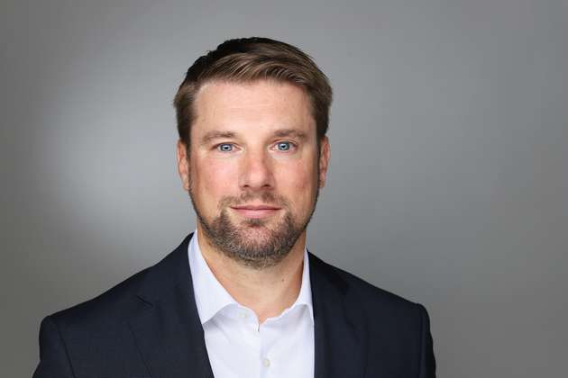 Axel Schäfer, Global Head of Marketing & Commercial Product Management, Schütz: Als Pionier der Kreislaufwirtschaft verfolgt Schütz bereits seit Jahrzehnten ein ganzheitliches Konzept. Im Kern geht es uns als Hersteller von Industrieverpackungen darum, Versorgungsketten weltweit zu bedienen und Füllgüter ebenso sicher wie nachhaltig zu transportieren. Passend dazu präsentieren wir auf der Interpack zahlreiche neue Produkt- und Serviceangebote: Unter anderem zeigen wir neue Möglichkeiten für den Einsatz von Rezyklat, um den CO2-Fußabdruck von Verpackungen weiter zu minimieren und digitale Lösungen für die Bereitstellung von zusätzlichen Anwenderinformationen. Darüber hinaus zeigen wir zahlreiche weitere Produktinnovationen, die mithilfe modernster Fertigungsverfahren hergestellt werden und wegweisende neue Trends setzen.