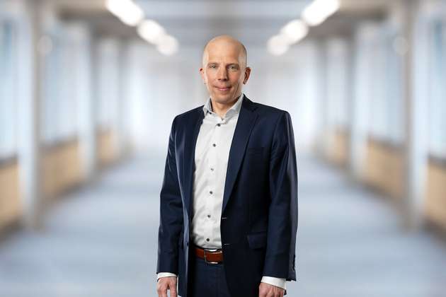 Dr. Niels Syassen, Vorstand „Technology & Digitalization“, Sick: Sensoren sind schon lange mehr als Komponenten im Wettlauf um die Automatisierung. Sie liefern Messgrößen und Daten über den Zustand der Maschine oder den Prozess. Damit können sie in Echtzeit wertvolle Aussagen über Verbräuche oder Qualitätsmerkmale treffen. Wenn es also darum geht, die Verschwendung teurer Rohstoffe und wichtiger Ressourcen, wie Energie oder Verpackungsmaterial zu reduzieren, sind gerade Sensoren der Schlüssel zu einer nachhaltig gestalteten Produktion. Dazu ist es notwendig, dass Sensor, System, Software und der Service nahtlos ineinander greifen. Unser Portfolio bietet hierfür bereits verschiedene Lösungen, die zum Beispiel regelmäßige Qualitätskontrollen ermöglichen, um Ressourcen zu schonen.