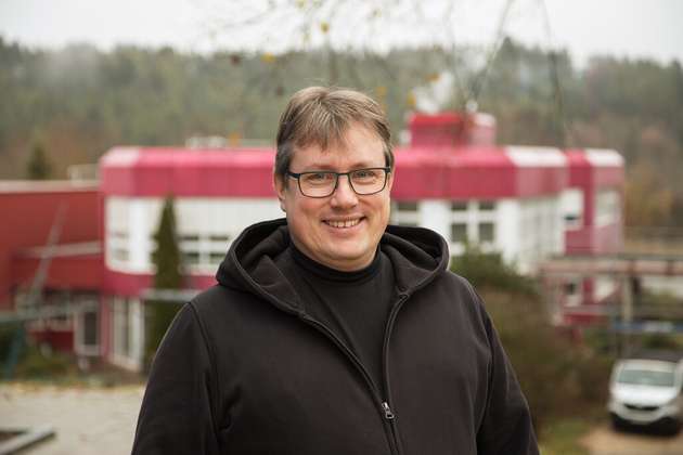 Felix Lohrer, Leiter Marketing, TR-Electronic: Nachhaltigkeit erreichen unsere Kunden besonders dadurch, dass unsere Sensorlösungen robust und langlebig sind. Dazu kommt die langfristige Verfügbarkeit einmal gelieferter Lösungen. Bestehende Steuerungen können beibehalten werden und wer jetzt in neue Technik investiert, wird diese lange nutzen können. Eine ganze Geschäftseinheit von TR sorgt mit Retrofitlösungen dafür, dass brauchbare Anlagenteile weiter genutzt und gleichzeitig die Prozesse effizienter werden. Natürlich liefern die Sensorlösungen von TR außer den eigentlichen Messwerten auch Informationen zum Zustand, die von Seiten der Kunden zum Beispiel für effektive Prozessführung genutzt werden können. Allerdings sehen wir uns nur als Datenlieferanten – Experte dafür ist der Kunde.