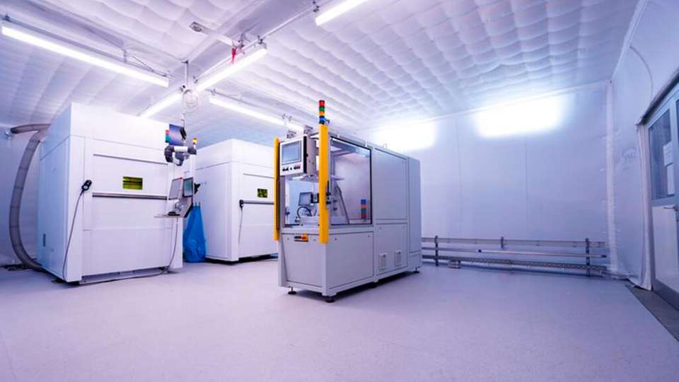 Technologien für mehr Effizienz in der Produktion Das Trockenreinraumzelt DryClean-CAPE schafft nicht nur eine reine Produktionsumgebung, sondern gleichzeitig auch eine mit sehr geringer Luftfeuchtigkeit.
