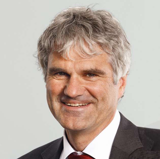 Benedikt Rauscher, Manager Global IoT/Industry 4.0 Projects, Pepperl+Fuchs: Neben den durch Sensorfunktionen im Produktionsumfeld realisierbaren Effizienzsteigerungen und damit einhergehenden Reduktionen der Scope 1 und 2 Emissionen gibt es bei den Sensoren selbst auch Ansätze bei den Scope 3 Emissionen. So muss noch zu jedem Sensor ein Begleitblatt geliefert werden. Die Begleitblätter werden in den meisten Fällen beim Auspacken entsorgt, so dass die Umwelt zweimal belastet wird: Beim Produzieren und Beilegen der Papiere und beim Entsorgen. Mit digitalen Typenschildern können Emissionen reduziert werden. Es gilt dafür regulatorische Klarheit zu schaffen, damit die Hersteller das digitale Typenschild umsetzen und auf Papierdokumentation verzichten.