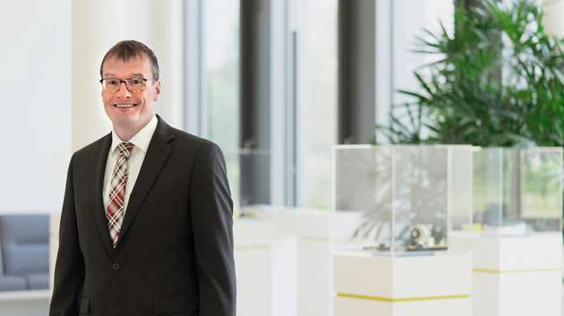 Oliver Mark, Leiter Geschäftsbereich Automation Products, Turck: Sensoren, vor allem smarte Sensoren, liefern neben Nutzdaten zahlreiche Zustandsdaten, etwa zur Signalqualität oder Gerätetemperatur, die – richtig aufbereitet und oft per IO-Link kommuniziert – die Basis bilden für energieeffiziente und nachhaltige Prozesse. Das erleichtert nicht nur die Inbetriebnahme, auch virtuell, sondern auch die Maschinenüberwachung, den digitalen Zwilling oder den Gerätetausch. Anbieter mit einem kompletten Portfolio vom Sensor bis in die Cloud, wie beispielsweise Turck, werden heute zunehmend Lösungspartner ihrer Kunden, wenn es um Nachhaltigkeit geht. Wichtig dabei ist die Komplexität der technischen Möglichkeiten der Sensoren deutlich zu reduzieren und dem Nutzer ein bedienbares Werkzeug an die Hand zu geben.