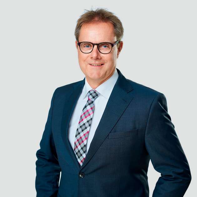 Michael Schimanowski, Geschäftsführer, ifm Solutions: Generell kann man nur dann Verbesserungen vornehmen, wenn man auch die richtigen Informationen hat. Sensoren erzeugen im ersten Schritt nur Messwerte oder Daten. Aus diesen Daten müssen Informationen werden, die die Basis für Entscheidungen sein können. Grundvoraussetzung dafür ist eine hohe Durchgängigkeit der Daten in übergeordnete Ebenen. Um nicht alle Messwerte in die Cloud übertragen zu müssen, ist eine Vorverarbeitung wie in einem Edge Device sinnvoll. Vor allem wird aber eine Plattform benötigt, mit der die Daten ausgewertet und dargestellt werden können. Wir bei ifm bieten die IIoT-Plattform moneo an, die viele Funktionen bietet und auf verschiedenen Geräten lauffähig ist.