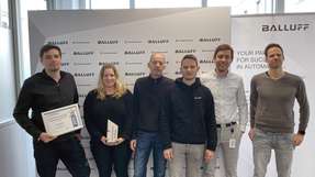 Das Team hinter IO-Link-Wireless nimmt den Preis entgegen. L. n. r. Matthias Beyer, Manuela Schmidt, Ulrich Baur, Michael Zahlecker, Sven Laubig-Barth, Sven Seeger.