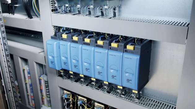 Über die integrierte Ethernet-Schnittstelle eines Nordac PRO-Frequenzumrichters können bis zu sieben (im Bild sechs) zusätzliche Frequenzumrichter via CAN-Bus mit in die übergeordnete Steuerung eingebunden werden.