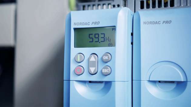 Der Frequenzumrichter Nordac PRO SK 550P wurde für das Jütro-Projekt in der Ausstattung als Maschinenumrichter mit Ethernet-Anbindung und für Leistungen von 0,25 bis 1,5 kW ausgewählt.