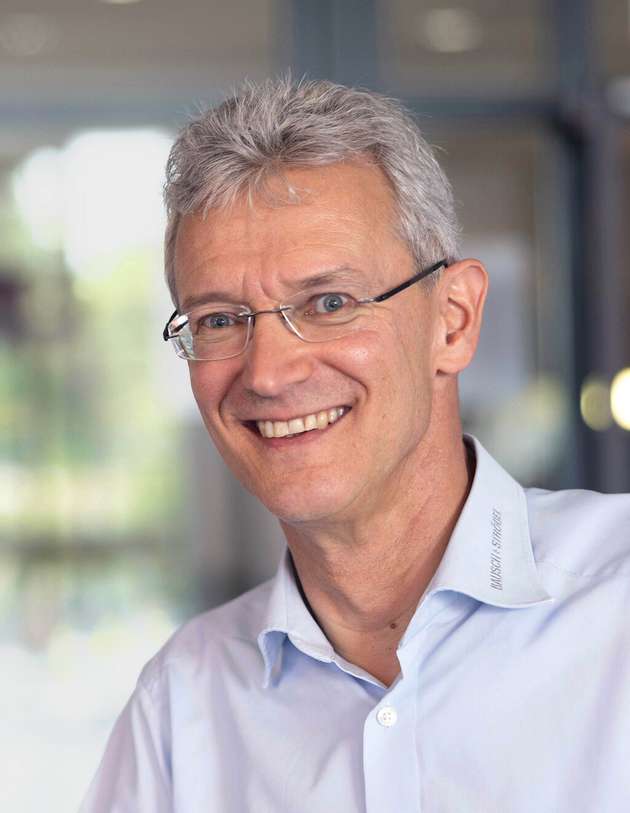 Markus Ströbel, Vorstand, Bausch+Ströbel: Unser Messeauftritt steht in diesem Jahr unter dem Motto: „Are you ready for the next generation? Next is now.“ Wir zeigen neue zukunftsweisende Features und Weiterentwicklungen für unsere schon bestehenden flexible Maschinenlösungen wie VarioSys und CombiSys. Zu sehen sein werden aber auch gänzlich neue visionäre Prozesslösungen. Eine der interessantesten Entwicklungen im Bereich digitale Technologien ist das Produkt B+S Omnia: eine zentrale Plattform für alles rund um Bausch+Ströbel-Produktionsanlagen, die bereits ab dem Tag der Auslieferung eine schlüsselfertige Integration in übergeordnete Systeme und eine Vielfalt an digitalen Services bietet. Als neues Angebot zeigen wir unter anderem Omnia XR, die Möglichkeit virtuellen Maschinentrainings.