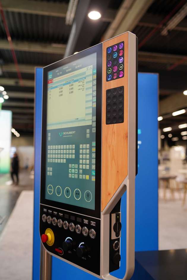 Ein kundenspezifisches Gerätedesign: Panel mit Designelement aus Holz