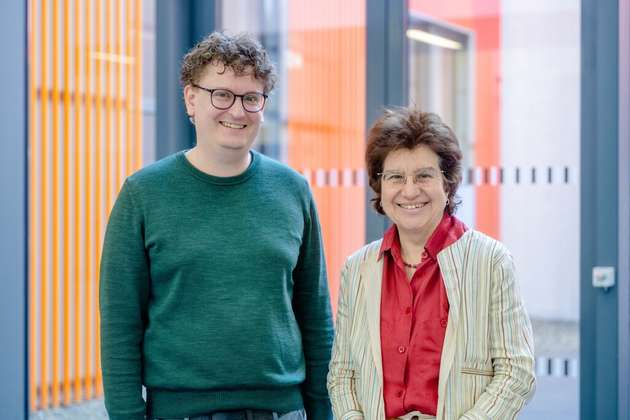 Claudius Hoberg und Martina Havenith (rechts) führten die Untersuchungen im Forschungsbau Zemos durch.