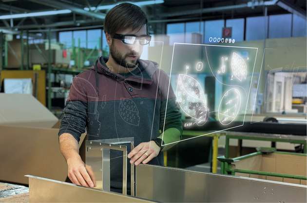 Bauteilmontage mit Augmented Reality: Westaflex testet die Technologie über Datenbrillen. Ein Brillenglas wirft den Monteur:innen zusätzliche Informationen als 2D-Grafiken ins Blickfeld.