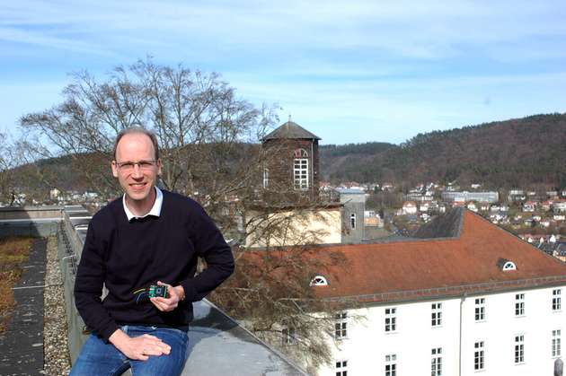 Zur Sonne: Auf dem Dach der Marburger Physik will Jan Christoph Goldschmidt in kleinen Messapparaturen neue Materialien für Solarzellen vermessen.