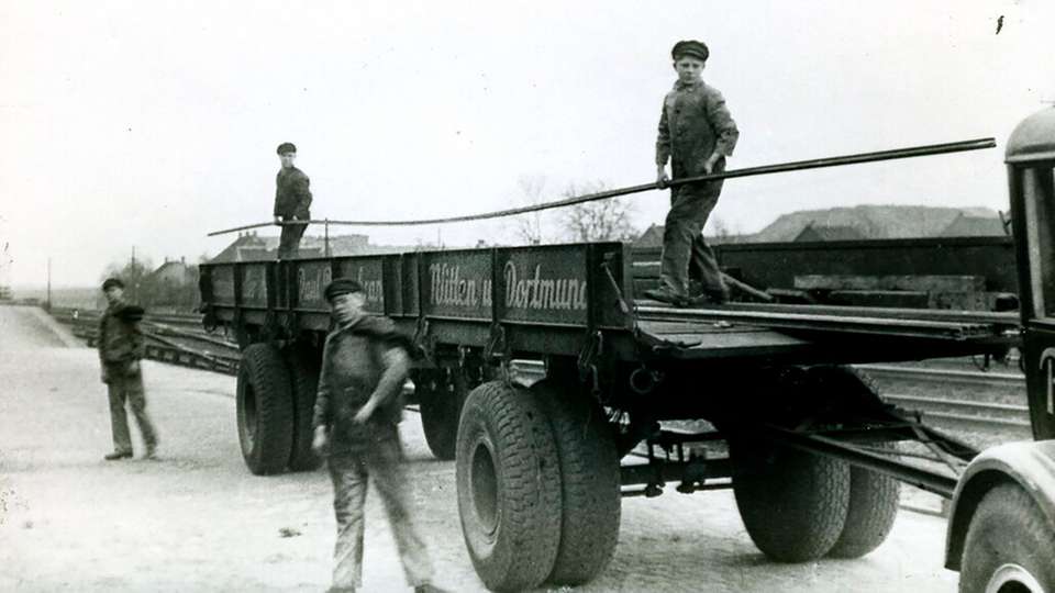 In den 1930er Jahren war die Stromschienenlogistik noch ein echter körperlicher Kraftakt.