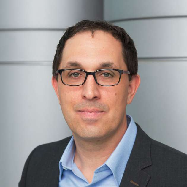 Thomas Rottach, Sales & Marketing bei Siglent: Wir zeigen Lösungen, welche die häufigsten Herausforderungen beim Vermessen von Leistungselektronik adressieren. Hier wäre die Messung ohne Massebezug. Die Handheld-Oszilloskope mit isolierten Eingängen bringen hierfür alles notwendige mit. Im Weiteren, die Messung von Ripple und viele kleine Details auf DC-Spannungen. Die SDS2000X HD Oszilloskope Serie, mit 12-Bit Auflösung und seinem niedrigen Rauschen sind hierfür die ideale Lösung. Drittens, Mehrkanal-Messungen, das heißt zum Beispiel Messungen an mehrphasigen Systemen. Wir zeigen unser displayloses 8-Kanal-Oszilloskop der Serie SDS6000L. Last but not least EMV-Pre-Compliance Messungen. Die Spek­trum Analysatoren sind perfekt in Preis und Leistung.