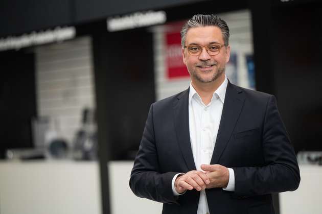 Wolfram Harnack, President bei Rohm Semiconductor: Unter dem Motto „Powering up with Rohm“ stellt Rohm Semiconductor neue Leistungshalbleiter vor, die den Fortschritt nachhaltiger Technologien unterstützen. Dazu zählen Lösungen für den Bereich der Elektromobilität sowie Technologien rund um die Themen Energieeinsparung, Miniaturisierung, funktionale Sicherheit, Innovation und Nachhaltigkeit. Zu den Produkt-Highlights gehören SiC-MOSFETs der 4. Generation, neue Gehäuse für SiC-Leistungsmodule mit verschiedenen Einschaltwiderständen, AEC-Q100-zertifizierte Gate-Treiber mit 3,75 KV, die speziell für xEV-Traktionswechselrichter-Anwendungen entwickelt wurden, intelligente Low-Side-Power-Bausteine sowie Erweiterungen des IGBT- und GaN-Produktportfolios.