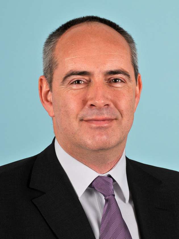 Armin Derpmanns, General Manager Semiconductor Marketing bei Toshiba Electronics: Toshiba setzt neue Maßstäbe bei der Leistungselektronik mit seinem SiC-CUBE. Die kompakte 22-kW-Plattform zur Leistungsfaktorkorrektur (PFC) basiert auf den 650-V-SiC-MOSFETs der dritten Generation des Unternehmens und erreicht mit Abmessungen von 140 x 140 x 210 mm branchenweit führende Werte bei Wirkungsgrad und Leistungsdichte. Der modulare Ansatz fördert die Nutzung des Designs und trägt zur Reduzierung der Systemkosten bei. Die drei gestapelten PCBs sind über einzelne Steckplätze mit einer Toshiba TMPM4K-MCU verbunden. DC/DC-Wandler und Wechselrichter-Hardware können nach Bedarf hinzugefügt werden.