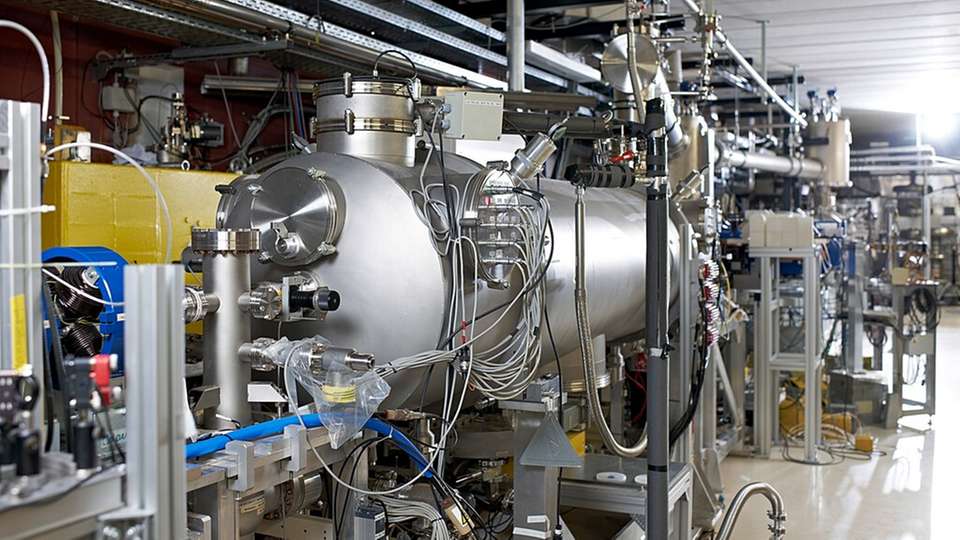 Herzstück der ELBE (Zentrum für Hochleistungs-Strahlenquellen am HZDR) ist der Elektronenbeschleuniger, der einen Elektronenstrahl von höchster Brillanz erzeugt.