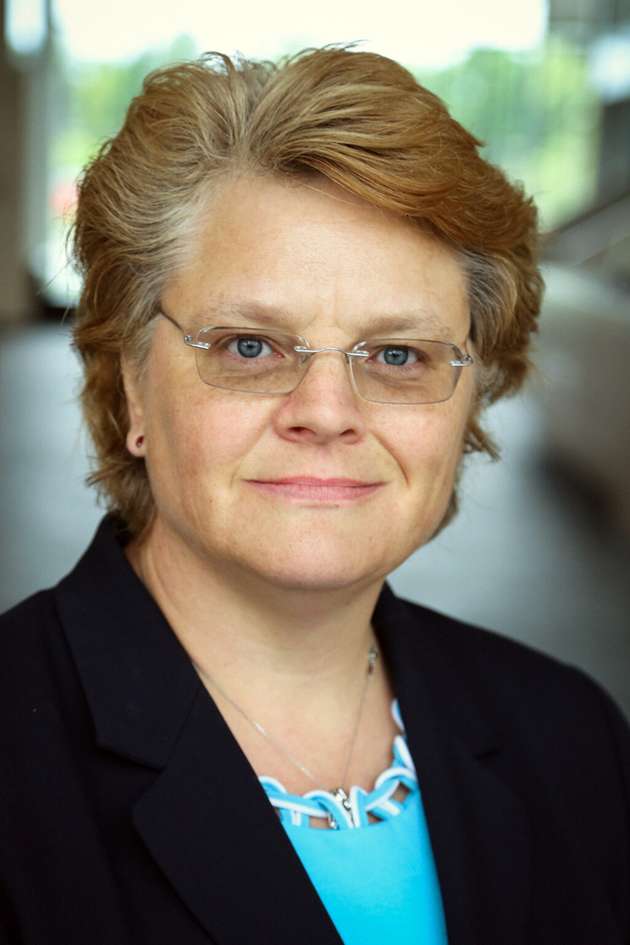 Kate Pritchard, Vice President Digital and Distribution Marketing bei Infineon: Dekarbonisierung und Digitalisierung sind die zwei zentralen Themen unserer Zeit, die vor allem mit innovativen Halbleitern, Software und Werkzeugen vorangetrieben werden können. Auf der PCIM Europe 2023 zeigt das Unternehmen daher Lösungen, die Antworten geben auf die Herausforderungen der grünen und digitalen Transformation.Mit dem branchenweit breitesten Portfolio an Leistungshalbleitern, das Silizium-, Siliziumkarbid- und Galliumnitrid-Technologien umfasst, geben wir den Takt für innovative Designs vor. Als Marktführer bei Leistungshalbleiter ist Infineon ein wichtiger Wegbereiter für den Übergang zu erneuerbaren Energien und die Elektrifizierung von Anwendungen. Unsere Halbleiterlösungen für das IoT tragen weiter zur Digitalisierung und Dekarbonisierung bei, indem sie ein intelligentes Energiemanagement über alle Stufen hinweg ermöglichen.