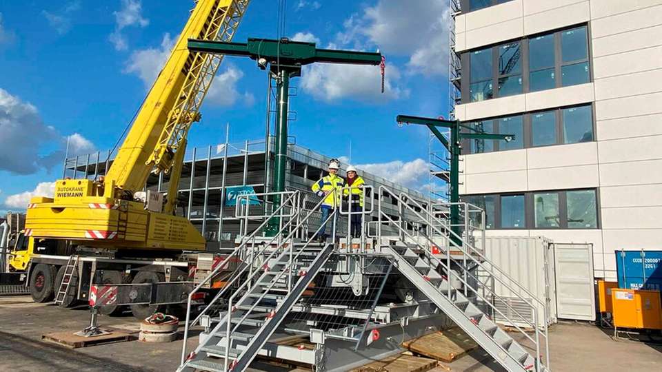 Von der Arbeitsbühne aus hat das Projektteam die Pumpen ins Bohrloch abgelassen, um die Ergiebigkeit an Grubenwasser zu testen.