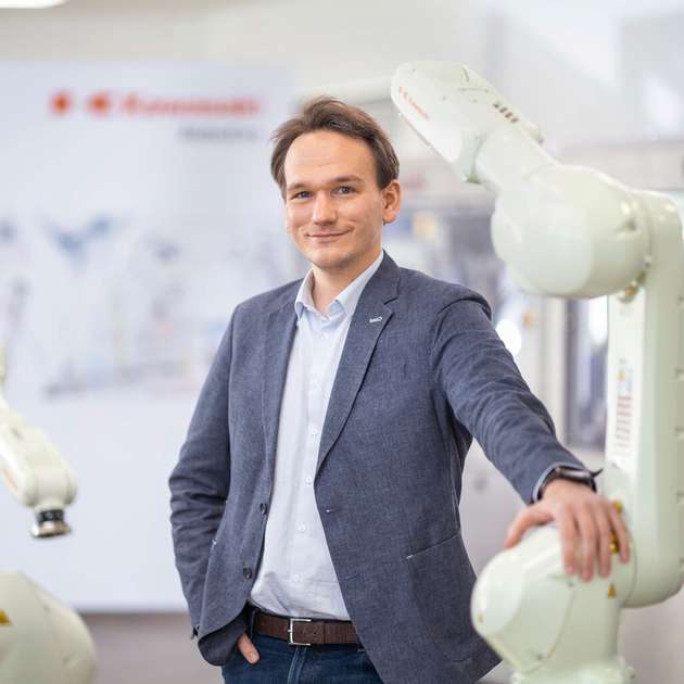 Marc Kluge, Team Leader Marketing, Kawasaki Robotics EMEA: Kawasaki Robotics setzt im Rahmen unserer Group Vision 2030 auf der Automatica 2023 auf die Kernthemen Green Robotics und agile Mensch-Roboter-Kollaboration. Mit Highlights wie unserem neuen BXP210L Roboter und einer exklusiven Preview des neuen elektrischen Z EV Modells von Kawasaki Motors demonstrieren wir die marktführende Energieeffizienz unserer Roboter – 100 Prozent Performance bei mindestens 20 Prozent weniger Energieverbrauch. Besucher der Automatica können zudem erstmalig unsere neuen Cobots der CL Serie öffentlich in Aktion erleben. Wir freuen uns ihnen interaktiv vorzustellen, wie unsere agilen Cobots industrielle Leistung, Geschwindigkeit und Präzision mit allen Vorteilen kollaborativer Robotik verbinden.