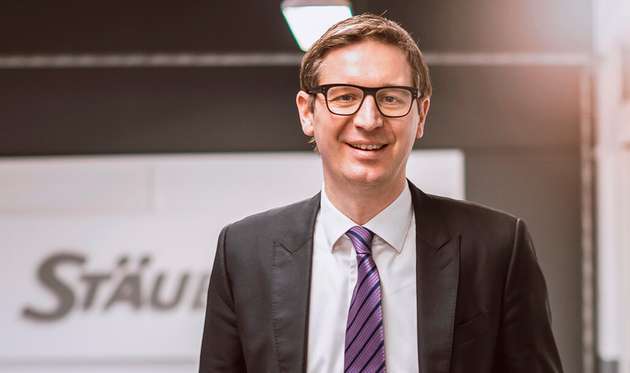 Peter Pühringer, Geschäftsführer, Stäubli Robotics: Man and machine ist bereits seit Jahren der Claim bei Stäubli und unterstreicht, dass wir uns intensiv mit der Thematik Mensch und Roboter auseinandersetzen. Dabei geht es nicht nur um die intuitive Interaktion von Menschen mit unseren Cobots, sondern um ein ganzheitliches easy-to-use-Konzept, das Anwendern ein Komplettpaket an Vorteilen über den Lebenszyklus eines Roboters hinweg garantieren soll. Das beginnt bei der Programmierung unserer Roboter – hier bietet Stäubli für alle möglichen Anwendergruppen geeignete Programmiertools. Natürlich beinhaltet es auch maßgeschneiderte Wartungs- und Servicepakete sowie Digitallösungen, darunter das Flottenmonitoring sowie die virtuelle Inbetriebnahme.