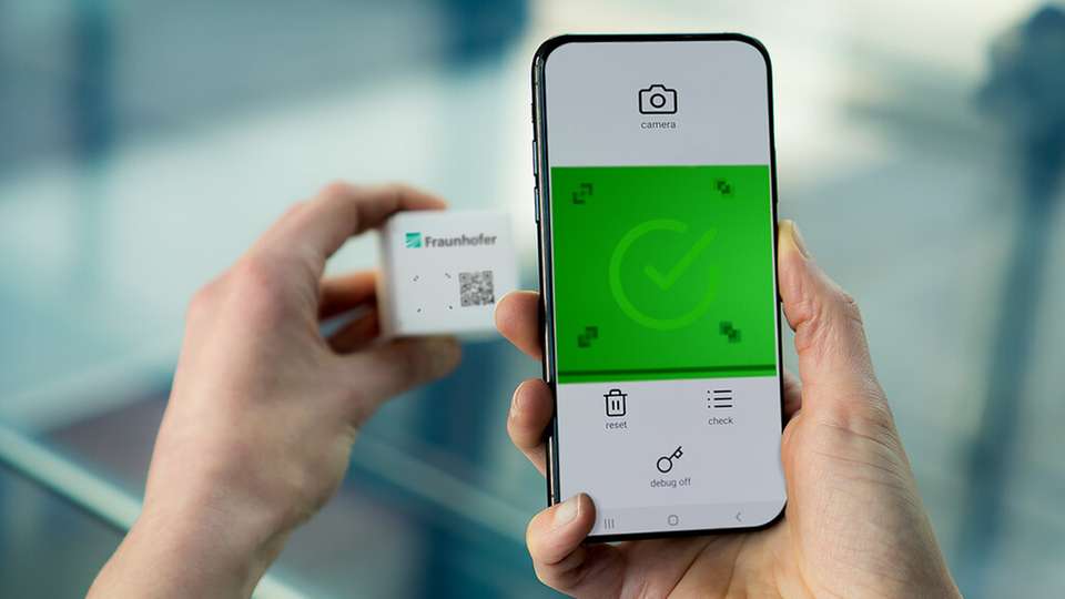 Das Fraunhofer-Team stellt erstmals einen Demonstrator für das fälschungssichere Barcode-System SmartID vor.