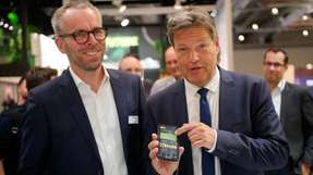 Robert Habeck (r.), Bundesminister für Wirtschaft und Klimaschutz, konnte auf der Hannover Messe 2023 die Youle App schon ausprobieren. Ove Petersen, CEO von GP Joule, hat sie ihm gezeigt.