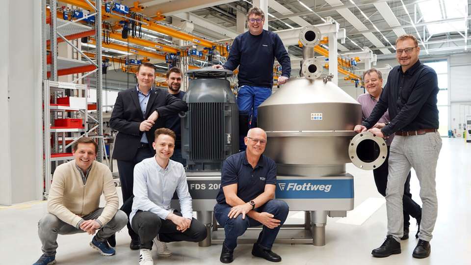 Flottwegs interdisziplinäres Projektteam für die Entwicklung des Düsenseparators (v.l.n.r): 1. Reihe: Matthias Gaube (Produktmanagement), Josef Maier (Neumaschinenmontage), Alexander Wimmer (Fertigungscoach), Thomas König (Entwicklung Separator), Florian Grimm (Montage & Aufbereitung). 2. Reihe: Matthias Weber (Arbeitsvorbereitung), Maximilian Kronseder (Konstruktion) und Frank Giegler (Verfahrenstechnische Entwicklung).