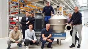 Flottwegs interdisziplinäres Projektteam für die Entwicklung des Düsenseparators (v.l.n.r): 1. Reihe: Matthias Gaube (Produktmanagement), Josef Maier (Neumaschinenmontage), Alexander Wimmer (Fertigungscoach), Thomas König (Entwicklung Separator), Florian Grimm (Montage & Aufbereitung). 2. Reihe: Matthias Weber (Arbeitsvorbereitung), Maximilian Kronseder (Konstruktion) und Frank Giegler (Verfahrenstechnische Entwicklung).