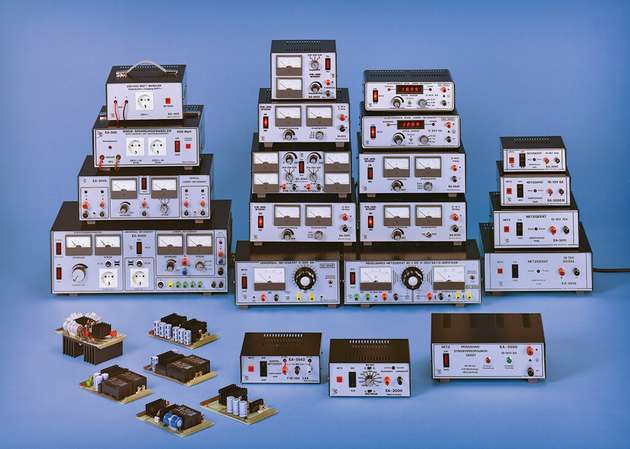 1978: Erstes Produktportfolio: Stromversorgungen mit unterschiedlichen Spannungs-, Strom- und Leistungsklassen.