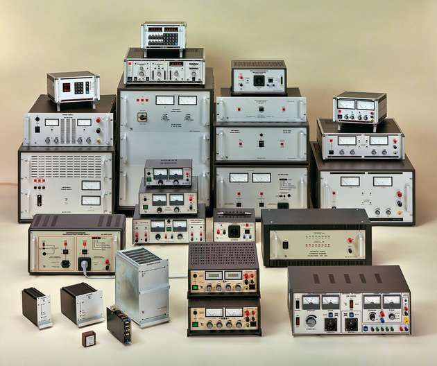 1986: Produktionserweiterung: Erste Hochleistungsnetzgeräte für den industriellen Einsatz entstehen.