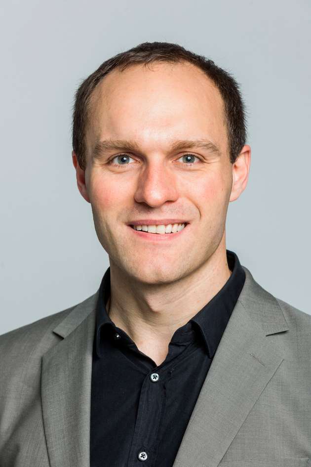 Dr.-Ing. Werner Kraus, Leiter der Abteilung Roboter- und Assistenzsysteme, Fraunhofer IPA: Unser Schwerpunkt der diesjährigen Automatica liegt auf der Realisierung von Automatisierungslösungen, für die es auf dem Markt noch kein Angebot gibt. Das beginnt mit der technisch-wirtschaftlichen Potenzialanalyse über das Erstellen von wasserdichten Konzepten, experimentell oder simulativ abgesicherten Machbarkeitstests bis hin zur Implementierung. Unsere Exponate legen mit neusten Forschungsergebnissen und KI in Bezug auf Flexibilität und Produktivität eine ‚Schippe drauf‘. Seien es mobile Roboter, Digitalisierung, Safety und Mensch-Roboter-Kollaboration, Montageautomatisierung, Griff-in-die-Kiste, automatisiertes Einpacken und auch Reinraumtechnologien.