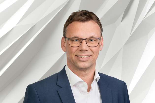 Jörg Rommelfanger, Leiter Robotics-Division, ABB Deutschland: Wir stellen die Flexibilität, Skalierbarkeit und Nachhaltigkeit von Automatisierung in den Mittelpunkt unseres Automatica-Auftritts in Halle B5, Stand 319. Dies untermauern wir mit einer Vielzahl an Innovationen, die wir ausstellen – von Industrierobotern und Cobots über AMR bis hin zu digitalen Lösungen und Services. Damit unterstützen wir Unternehmen verschiedenster Branchen bei effizienten und nachhaltigen Handling-, Fertigungs- und Logistikprozessen. Ein weiteres Augenmerk unseres Messeauftritts liegt auf der Ausbildung und dem Wissenstransfer. Denn: Darin müssen wir kontinuierlich investieren, um unsere bestehenden und zukünftigen Arbeitskräfte auf das Zeitalter der Robotik und Automatisierung vorzubereiten.