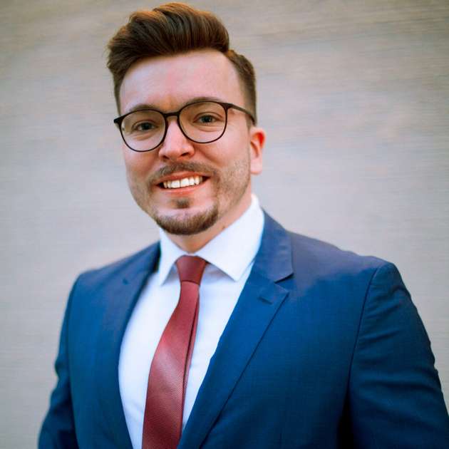 Dr.-Ing. Christopher Schneider, Cobot Business Coordinator EMEA, Yaskawa: Im Bereich der Cobots setzen wir bei der Automatica auf unseren bewährten Dreiklang aus „Fenceless – Plug&Play – Easy-to-Use“. Im Applikationsfokus stehen hier vor allem Zellen für den einfachen Einstieg in die schutzzaunlose Automation von Palettier,- Handling,- und Schweißaufgaben. Dabei gehen wir vor allem auf ausgewählte Produktfeatures ein, wie etwa 30 kg Traglast, eine spezielle Pulverbeschichtung, lebensmittelgeeignetes Schmierfett oder die IP67 Schutzklasse unserer Cobots. Zur einfachen Programmierung leiten neue No-Code-Wizards den Nutzer schrittweise durch die einzelnen Aspekte seiner Automationsaufgabe. Komplementiert werden diese Lösungen durch unsere breite Auswahl an Partnerprodukten aus dem Yaskawa Ecosystem.