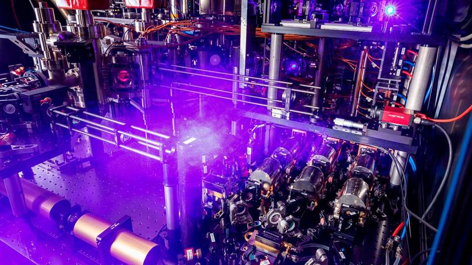 Quantensimulator basierend auf Strontium-Atomen: Das Start-up Planqc baut Quantencomputer, die Informationen in einzelnen Atomen speichern und bei denen Qubits mit präzisen Laserpulsen manipuliert werden.