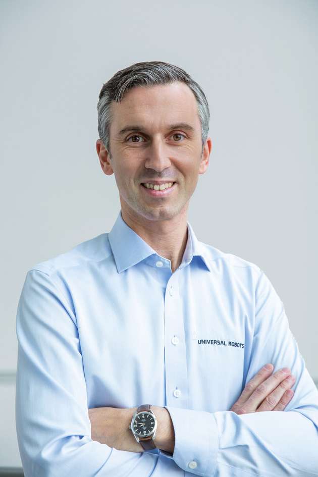 Andrea Alboni, General Manager Western Europe, Universal Robots: Menschen mit unseren Cobots von anstrengenden und ergonomisch unvorteilhaften Tätigkeiten zu entlasten, war von Anfang an unser Anliegen. Sie sollen mit Robotern arbeiten und nicht wie Roboter. Das zeigen wir auch auf der Automatica. In Halle B4 am Stand 303 präsentieren wir in diesem Jahr Anwendungen, die Menschen das Arbeiten erleichtern. So führt unser neuer UR20, der bis zu 20 kg stemmen kann, das Palettieren schwerer Pakete an der End-of-Line vor. Mit unserem Partner Lorch Schweißtechnik demonstrieren wir, wie Schweißaufgaben effizient von Cobots übernommen werden können, wenn es an Fachkräften fehlt. Besonders freuen wir uns darüber, eine neue Software-Version vorzustellen. Diese macht es noch intuitiver, Cobot-Anwendungen zu nutzen.