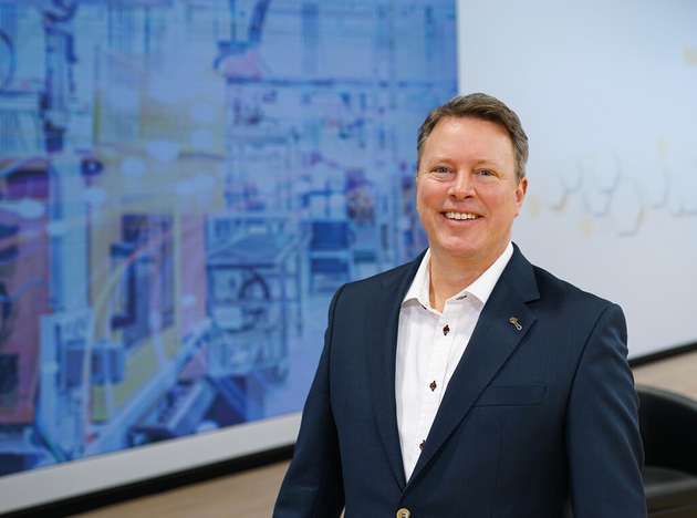 Ralf Klein, Geschäftsführer, Harting: Daten und Power sind die Grundlagen für eine All Electric Society (AES). Kein Gerät in einer elektrifizierten Welt funktioniert ohne passende Spannungsversorgung und Kommunikation. Diese Kommunikation zwischen allen Teilnehmern ist der Schlüssel für eine nachhaltige Energieerzeugung und den notwendigen Effizienzgewinn. Während Datenkommunikation heute bereits durch internationale Ethernetstandards sichergestellt ist, sind Lösungen der Powerversorgung sehr stark in die einzelnen Sektoren der AES fragmentiert. Das muss sich für eine erfolgreiche Sektorenkopplung ändern. Auf dem Weg in die Umsetzung der AES, werden Daten zur führenden Lebensader für eine konvergente Powerversorgung.