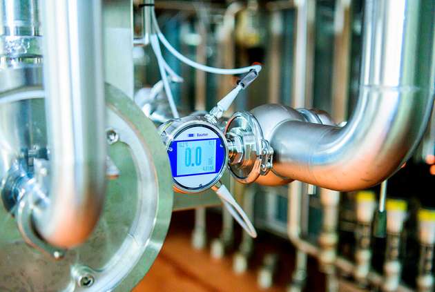 Mit dem Baumer-Leitfähigkeitssensor CombiLyz AFI kann Züger währens des CIP-Reinigungsprozesses bis zu 100.000 l Wasser pro Tag einsparen.