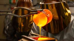 Symbolbild Glasschmelze. Die Entwicklung neuer Glaswerkstoffe ist bislang ein zeit- und energieaufwändiger Prozess.