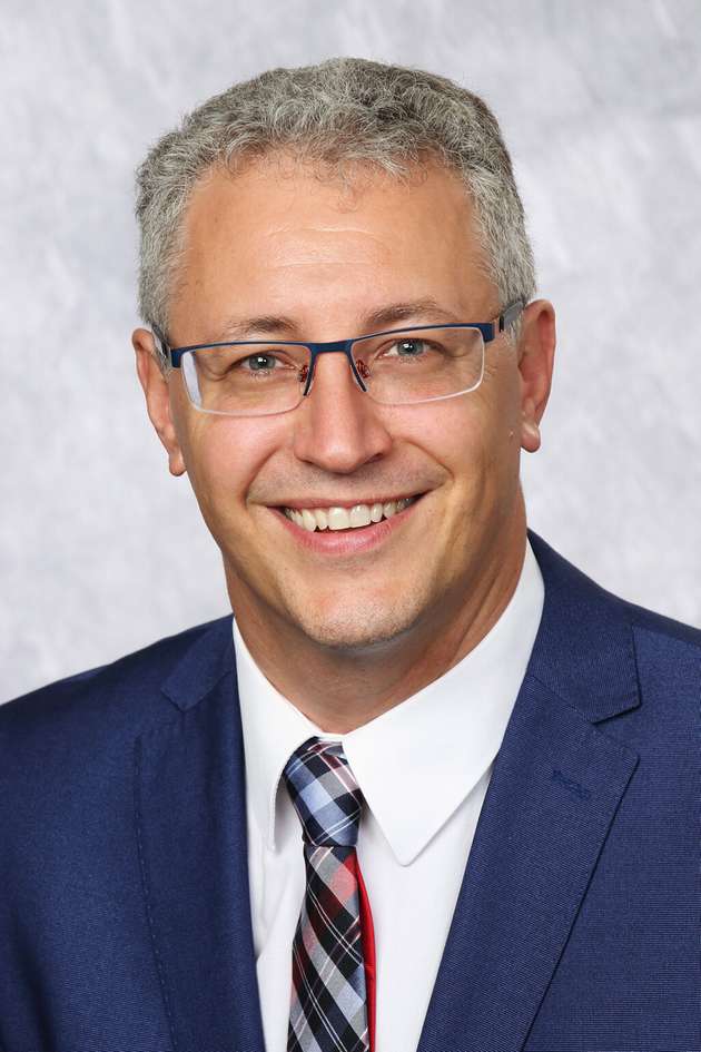 Joachim Zipp, Global Market Segment Manager Food and Pharma, Process Instrumentation, Wika: Bei der Lebensmittelherstellung sollte kein Ausschuss auftreten, vor allem bei den aseptischen Prozessen. Bei sensiblen Anlagenkomponenten kann eine Extrembelastung zu einem mechanischen Defekt führen, der die Aseptik des Produkts zunichtemacht. Ein Beispiel dafür ist ein unentdeckter Schaden an der Membran eines Drucktransmitters: In dem so entstehenden Totraum bilden sich Mikroben, welche die Batches kontaminieren. Das bedeutet im Worst Case die Verwerfung des Produkts. Wika hat deshalb einen selbstüberwachenden Drucktransmitter entwickelt. Seine Kontrollfunktion schließt die Mechanik ein. Sie detektiert einen Membranschaden sofort und alarmiert zeitgleich den Betreiber, der direkt die nötigen Folgemaßnahmen einleiten kann. Das Lebensmittel bleibt unversehrt.